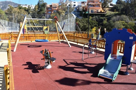 Culminan las obras del parque infantil y de la calle Madroños en Torreblanca