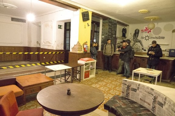 Primeros compases de la visita guiada organizada ayer por La Casa Invisible a su sede en la calle Nosquera. :: ñito salas