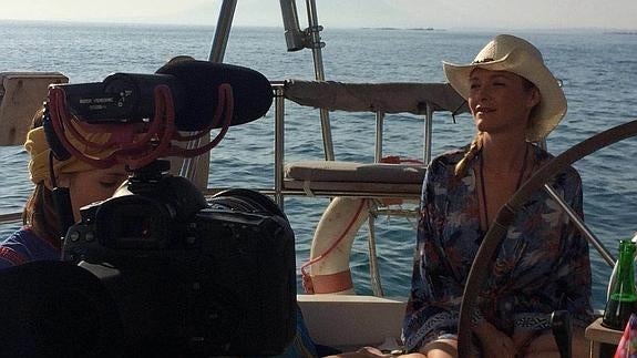 María Esteve, durante el rodaje en un velero de ‘Be Water, My Friend’. 