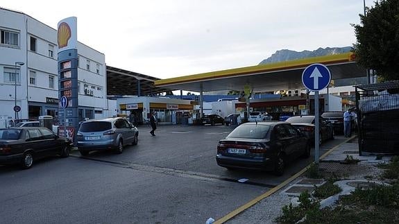 Una de las gasolineras afectadas, construida sobre suelo educativo. 