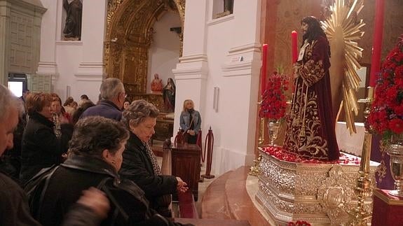 Desde muy temprano, los fieles al Cristo de Medinaceli han despositado las tres monedas a los pies de la imagen.