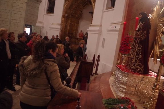 El Cristo fue colocado en el altar mayor del templo, recientemente rehabilitado. :: eduardo nieto