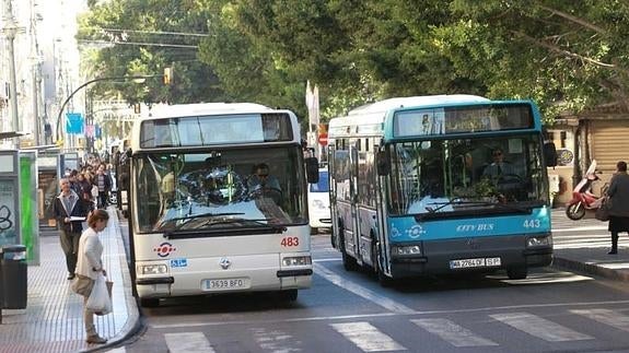 Imagen de archivo de autobuses de la EMT en la Alameda. 