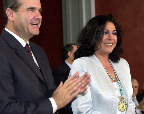 La Junta requerirá a Isabel Pantoja para que devuelva la Medalla de Andalucía