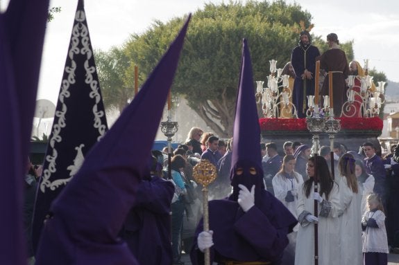 Jesús ante Anás recorrió el Paseo Marítimo de El Palo. :: eduardo nieto