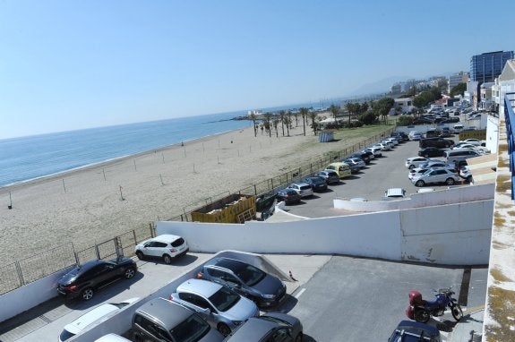 El sendero peatonal correspondiente al tramo de la playa de El Cable discurrirá por delante de los concesionarios del polígono. 
