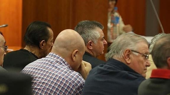 Juan Antonio Roca, al fondo, junto a Julián Muñoz. 