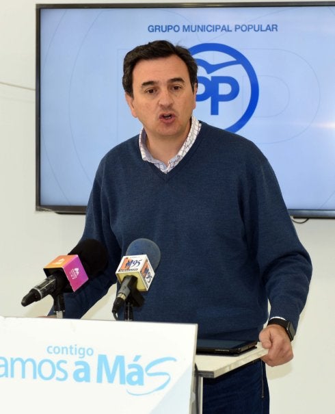 ...mientras se enfrenta a duras críticas del PP por su gestión de la crisis urbanística