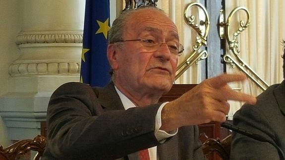 El alcalde, durante la rueda de prensa.