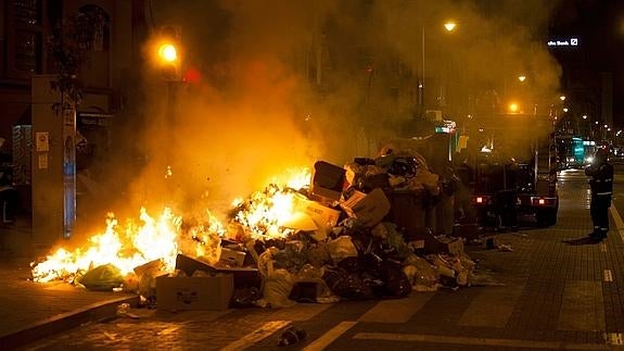 Efectivos de Bomberos han tenido que realizar numerosas salidas durante toda la noche a causa de incendios en contenedores.