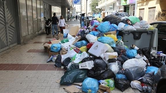 Basura acumulada en calle Don Cristián.