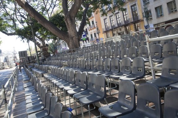 Las tribunas de la acera sur de la Alameda Principal son este año más altas. :: álvaro cabrera