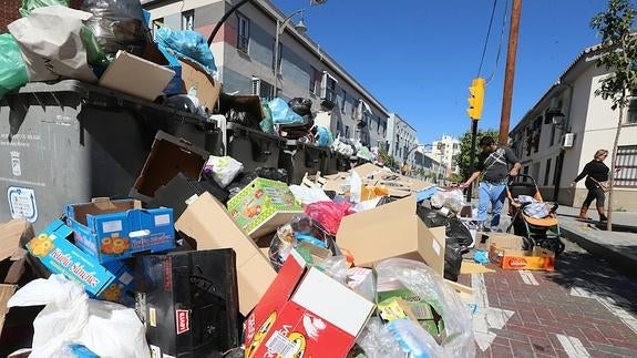 Restos orgánicos acumulados en la calle Jaboneros este martes. 