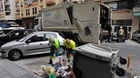 Uno de los camiones de Lepe que trabajan en la recogida de basura en Málaga. 
