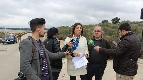 María de la Paz Fernández atiende a la prensa. 