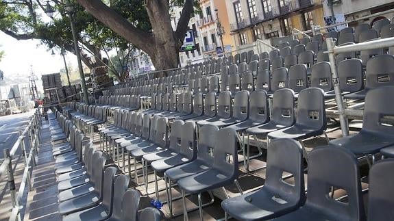 Las tribunas de la acera sur de la Alameda Principal son este año más altas