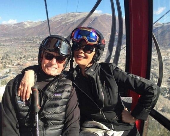 Michael Douglas se muestra optimista junto a su mujer, Catherine Zeta-Jones, en un teleférico de Aspen (EEUU). :: AFP