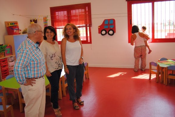 Los concejales del área Sociocultural y Educación en una visita a la Escuela Infantil de Cancelada. 