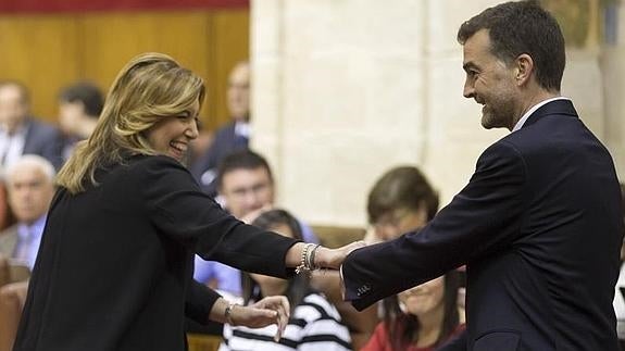 A su llegada al salón de plenos Maíllo fue recibido con abrazos. 