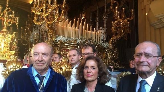 La exalcaldesa Ana Botella junto al hermano mayor, José Carretín, y el alcalde de Málaga, Francisco de la Torre. 