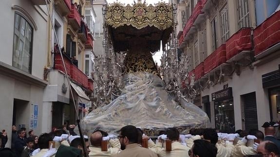 Virgen de Lágrimas y Favores, antes de iniciar la procesión. 