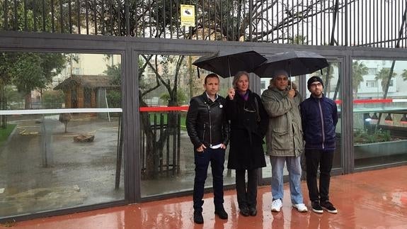 Juanjo Espinosa, junto a miembros de su grupo en Carretera de Cádiz y del colectivo Equo en el Parque del Oeste. 