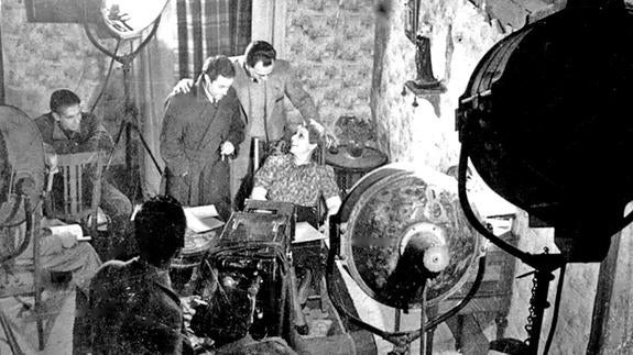 El escritor en la filmación de ‘Un anuncio y cinco cartas’ (1938). 