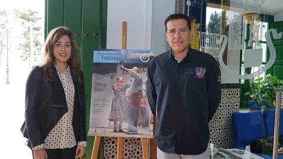 María de los Ángeles Ruiz y Óscar Medina, con el cartel anunciador de los talleres. 