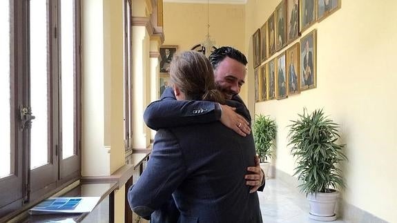 Cassá apoyó ayer a Jiménez por los duros momentos que había vivido durante la huelga de Limasa.