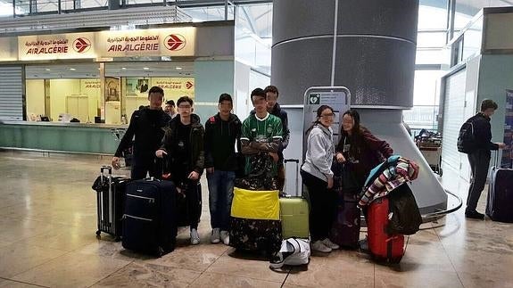 Grupo de alumnos que consiguió volar ayer a Alicante.