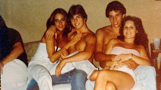 Tom Cruise abraza a Diane y se lo pasa bien con unos amigos. Tenía 18 años.