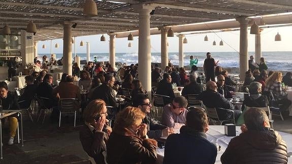 Clientes en la terraza de los Baños del Carmen durante uno de los últimos fines de semana de febrero. 