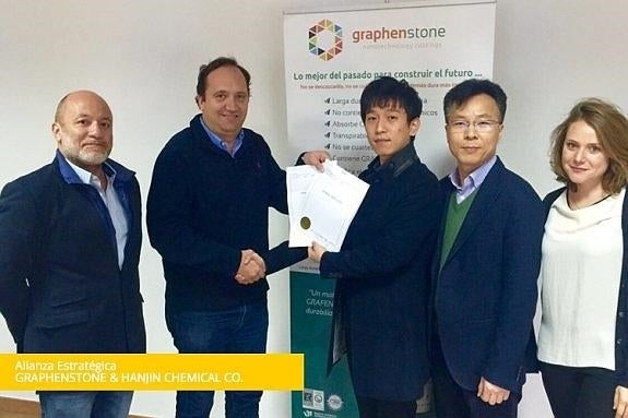 Antonio León estrecha la mano a un cliente asiático.