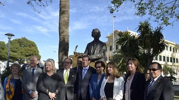 Asistentes a la inauguración de la escultura. 