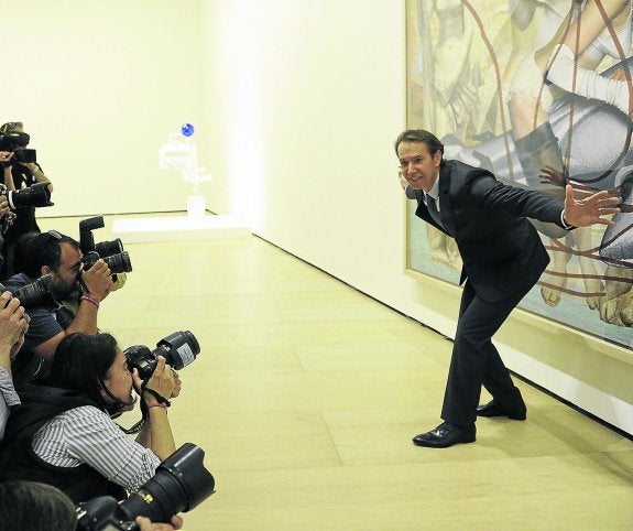 Jeff Koons, frente a los fotógrafos con su estudiada y repetida pose.