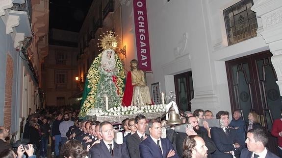 El Coronado de Espinas y la Virgen de Gracia y Esperanza por la calle Echegaray, camino de su sede. 