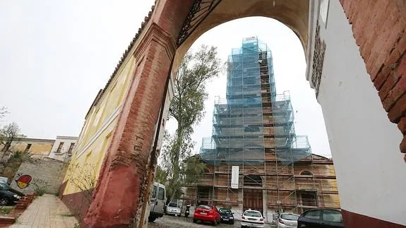 La fachada y la torre de la parroquia de la Trinidad están cubiertas por un andamio.