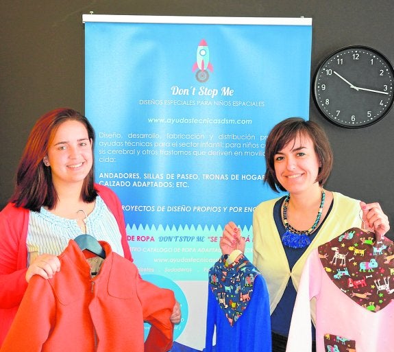 Elena Peñalver y Eva Naranjo, con algunos de sus diseños.