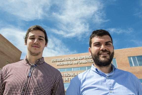 Emilio Ruiz y Alberto Rodríguez, estudiantes de Telecomunicaciones, son dos de los jóvenes que trabajan en el desarrollo de la aplicación. 