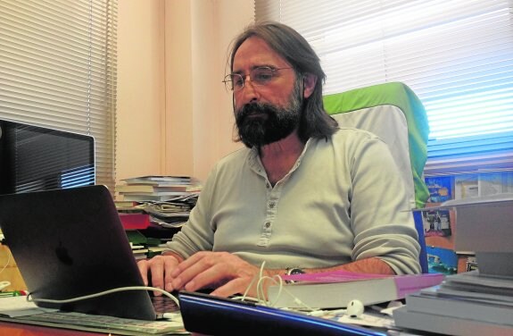 José Ignacio Rivas trabajando en su despacho de la Facultad de Ciencias de la Educación.