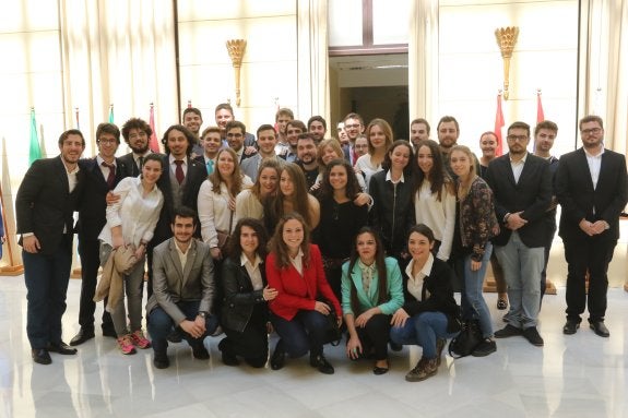 La mayoría de los participantes posa en el Ayuntamiento, tras haberse disputado la final. :: f. torres