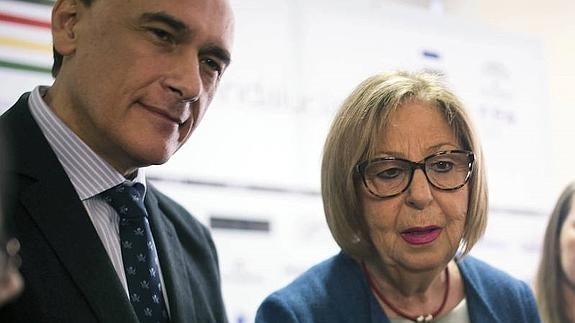 La consejera Adelaida De la Calle, con el rector de Córdoba, José Carlos Gómez. 