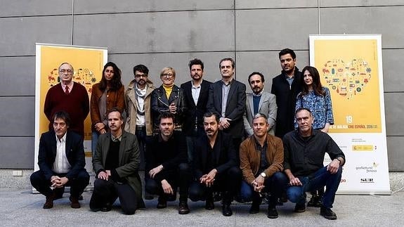 Los directores de las películas de la sección oficial, junto a Vigar, en la Academia de Cine. 