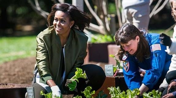 Michelle Obama, durante la plantación.