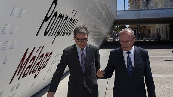 El presidente del Centro Georges Pompidou, Serge Lasvignes, y el alcalde Francisco de la Torre, ayer en la filial malagueña.