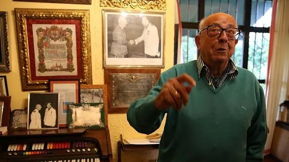 José Utrera Molina, en su chalet de Nerja, plagado de recuerdos de su trayectoria como falangista y alto cargo de la dictadura de Franco.