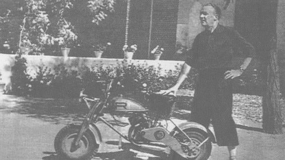 El salmantino posa con uno de sus inventos, la moto Soriano. 