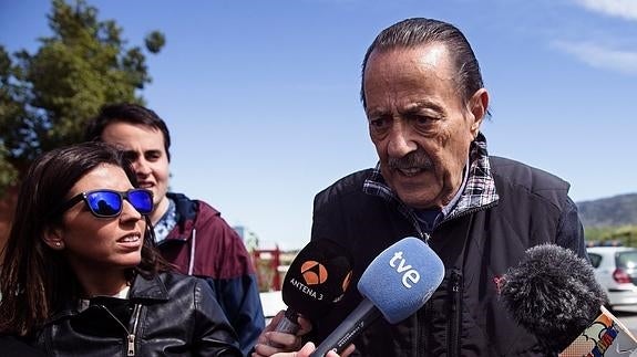 Julián Muñoz responde a los medios antes de su ingreso en prisión tras su segundo permiso de fin de semana. 