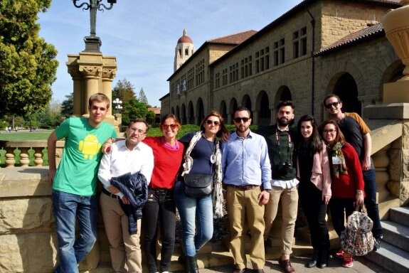 Alejandro Matoso, en el centro, junto a sus compañeros en su viaje a Estados Unidos para conocer la sede de Google. :: crónica