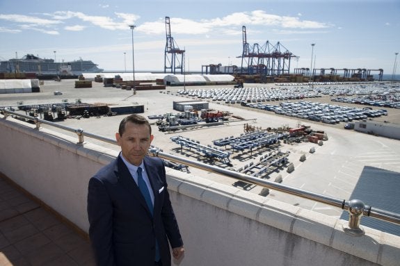 «Vender tres grúas será la salvación de la actividad del puerto de Málaga»